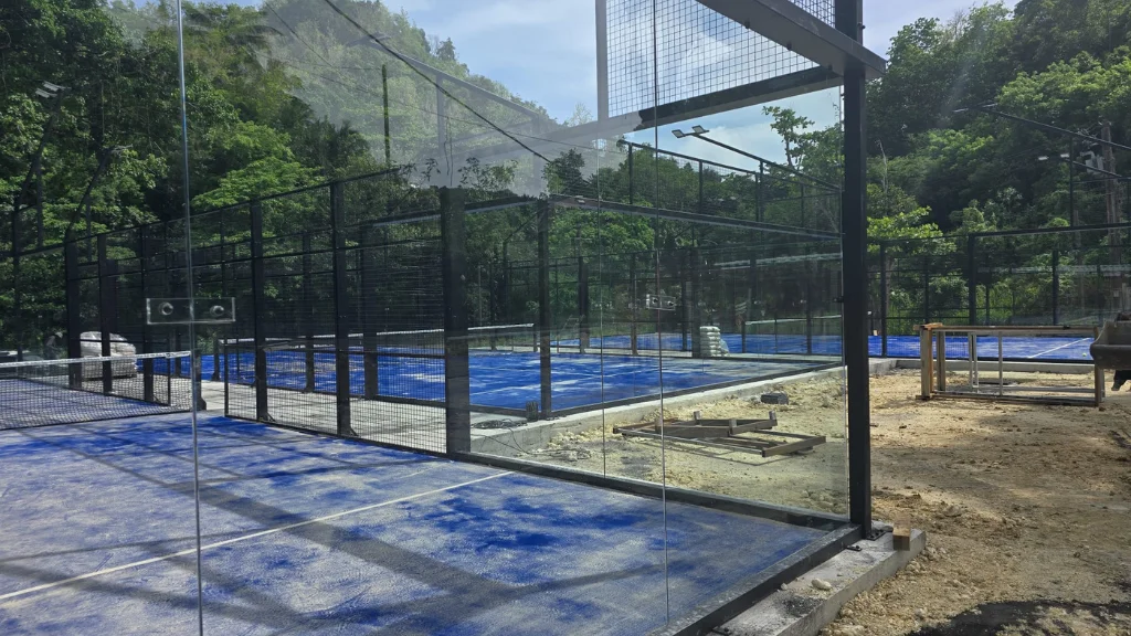 Excellence Sur Mesure des Caraïbes : Hub de Padel Extérieur Premium – Guadeloupe