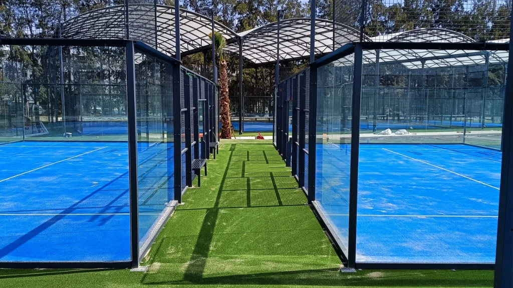 Hub Méditerranéen : Complexe de Padel Professionnel de 5 Pistes – Malaga, Espagne